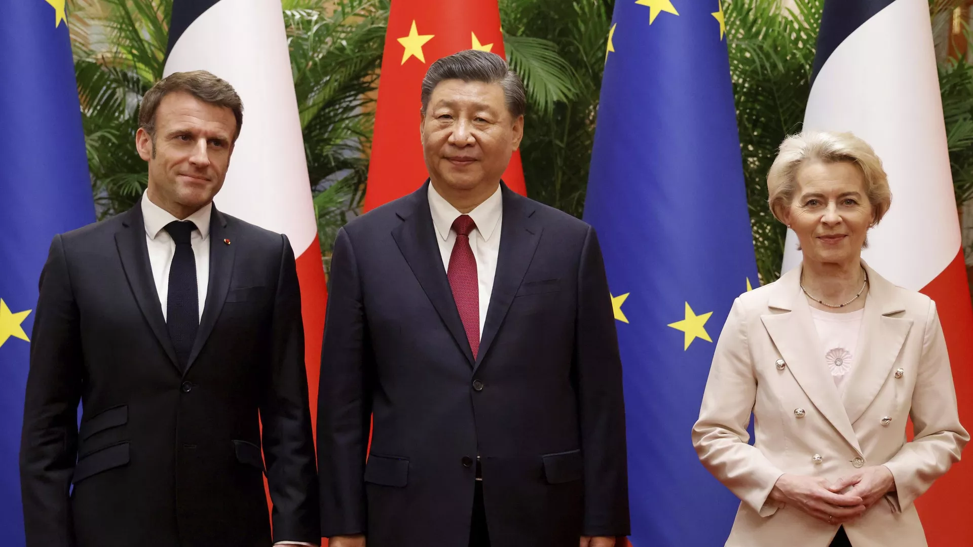 Председатель КНР Си Цзиньпин во время встречи с президентом Франции Эммануэлем Макроном и председателем Европейской комиссии Урсулой фон де Ляйен в Пекине - РИА Новости, 1920, 07.04.2023