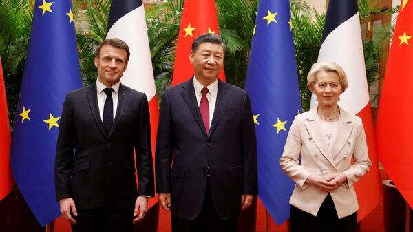 Председатель КНР Си Цзиньпин во время встречи с президентом Франции Эммануэлем Макроном и председателем Европейской комиссии Урсулой фон дер Ляйен в Пекине
