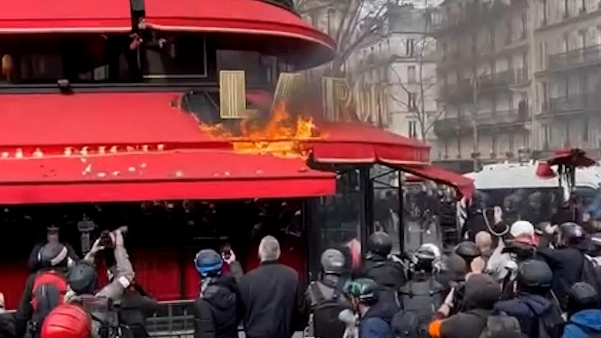 Протестующие в Париже подожгли любимый ресторан Макрона - РИА Новости, 1920, 06.04.2023