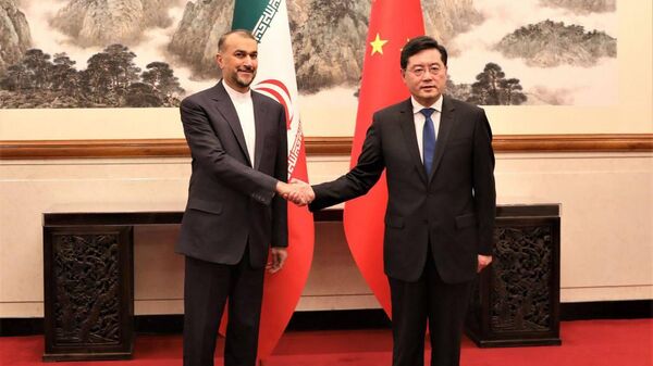 Глава МИД Ирана Хосейн Амир Абдоллахиан и министр иностранных дел КНР Цинь Ган во время встречи в Пекине