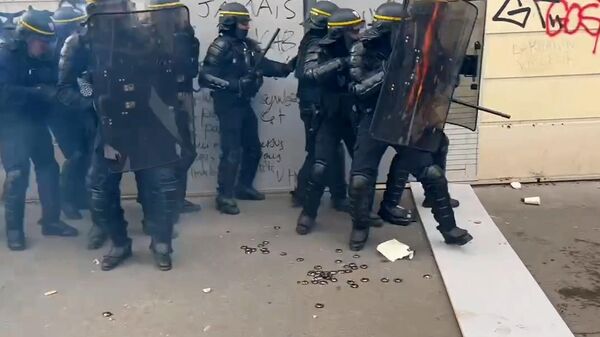 Столкновение полиции и протестующих в Париже