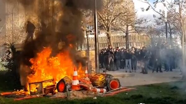 Огонь и задымления на улицах Парижа во время митинга 