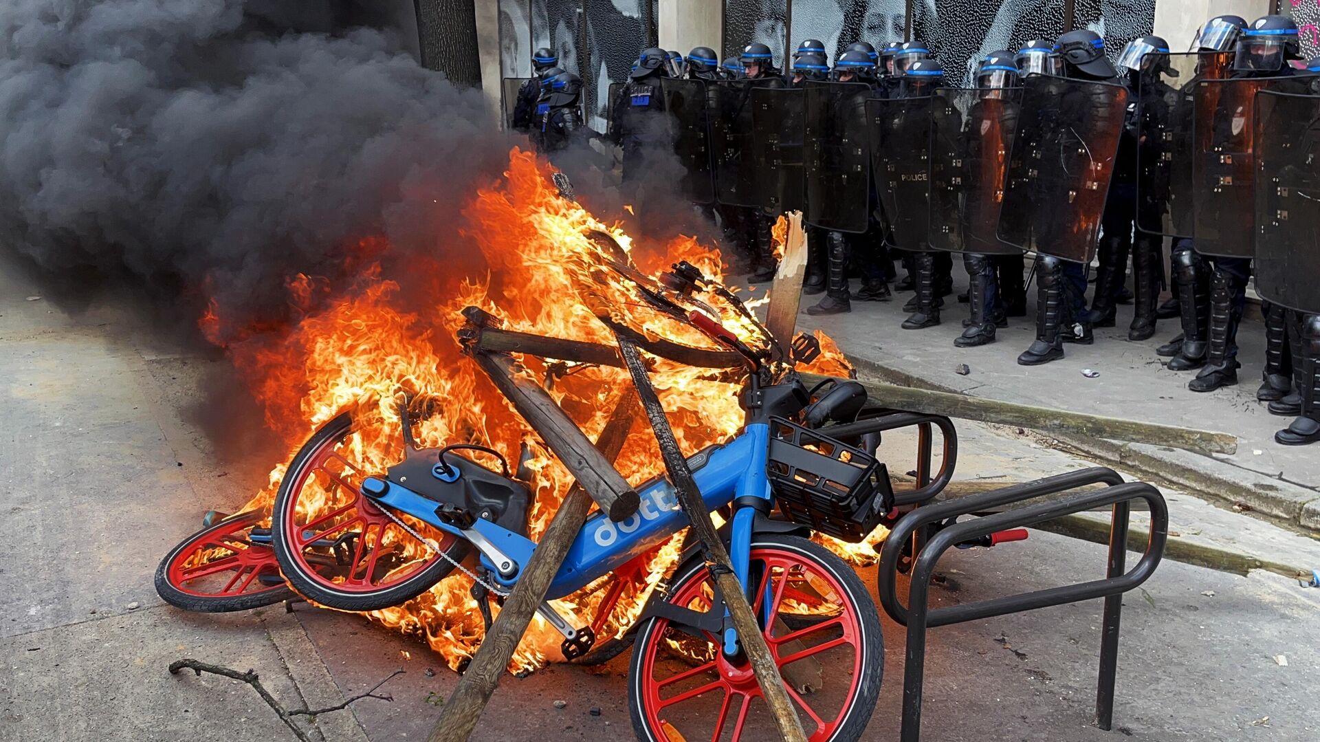 Сотрудники полиции на акции протеста против пенсионной реформы на одной из улиц в Париже. 6 апреля 2023 - РИА Новости, 1920, 07.04.2023