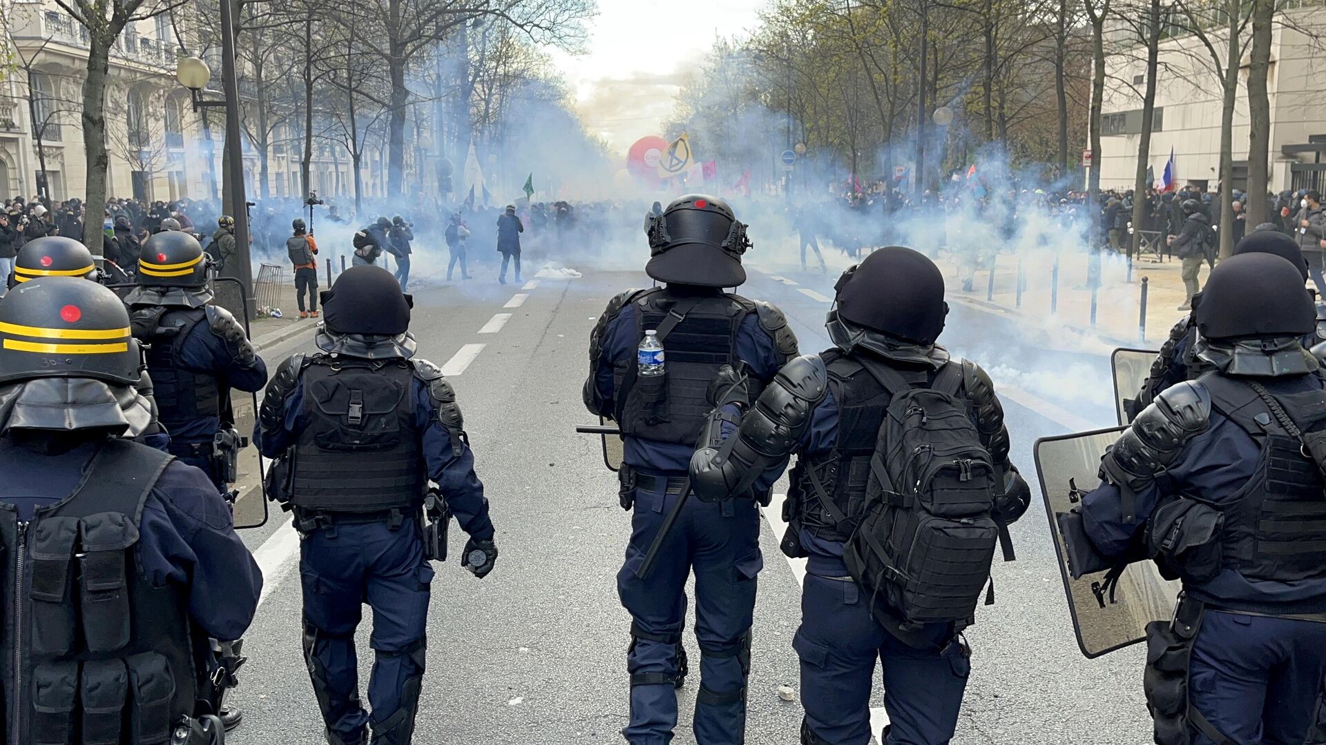 Сотрудники полиции на акции протеста против пенсионной реформы на одной из улиц в Париже - РИА Новости, 1920, 04.06.2023
