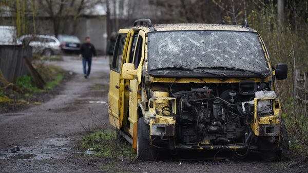 Разрушения на месте обстрелав Донецке