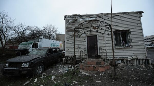 Разрушения на месте обстрела в Донецке