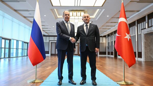 Министр иностранных дел РФ Сергей Лавров и министр иностранных дел Турции Мевлют Чавушоглу во время встречи в Анкаре