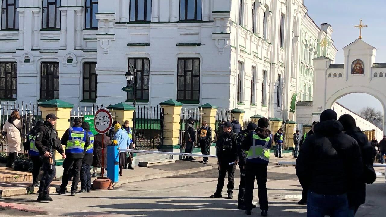 Сотрудники полиции Украины возле Киево-Печерской лавры - РИА Новости, 1920, 05.05.2023