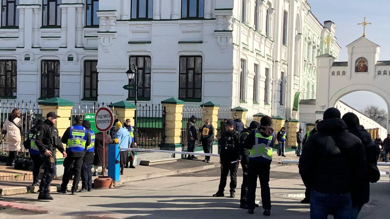 Сотрудники полиции Украины возле Киево-Печерской лавры - РИА Новости, 1920, 12.04.2023