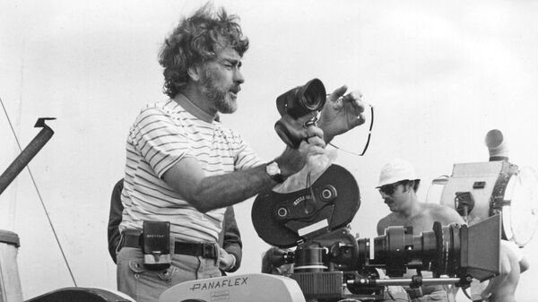 Американский кинооператор Билл Батлер на съемках фильма Челюсти. 1975