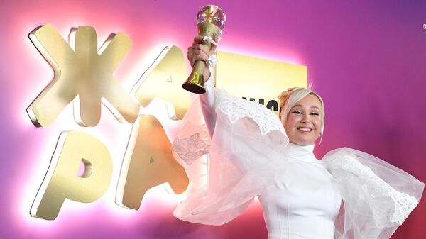 Певица Клава Кока, победившая в номинации Digita-артист, после VI церемонии награждения музыкальной премии Жара Music Awards в Crocus City Hall
