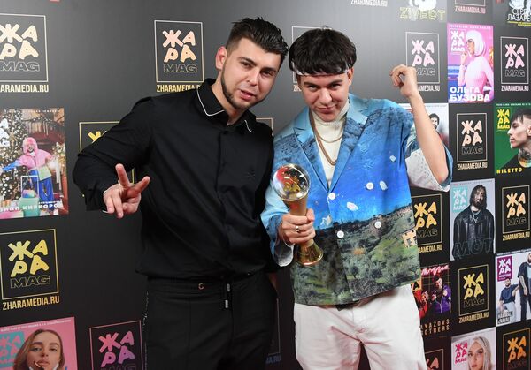 Солисты группы Gayazovs Brothers Ильяс и Тимур Гаязовы, победившие в номинации Группа года, после VI церемонии награждения музыкальной премии Жара Music Awards в Crocus City Hall