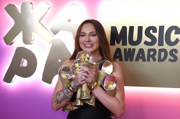 Певица Анна Асти, победившая в номинации Артист года, после VI церемонии награждения музыкальной премии Жара Music Awards в Crocus City Hall