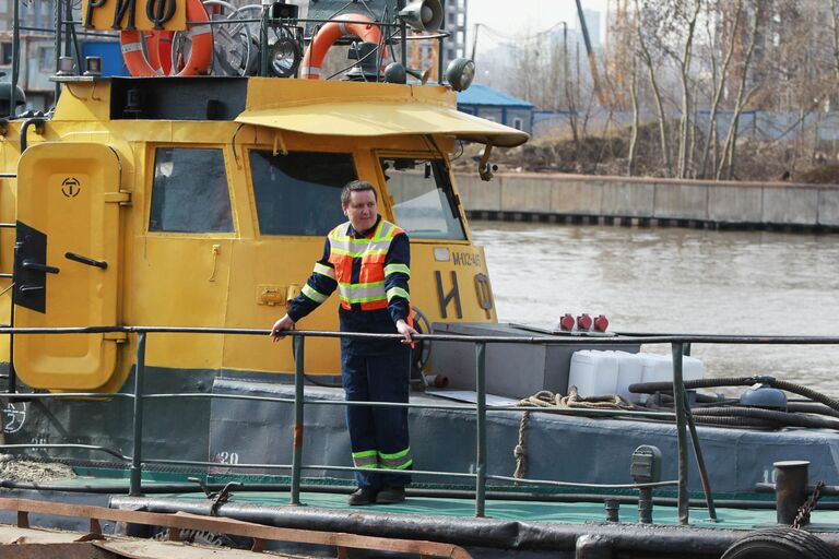 Сотрудник ГУП Мосводосток на буксире Риф во время подготовки к открытию технической навигации на Москве-реке