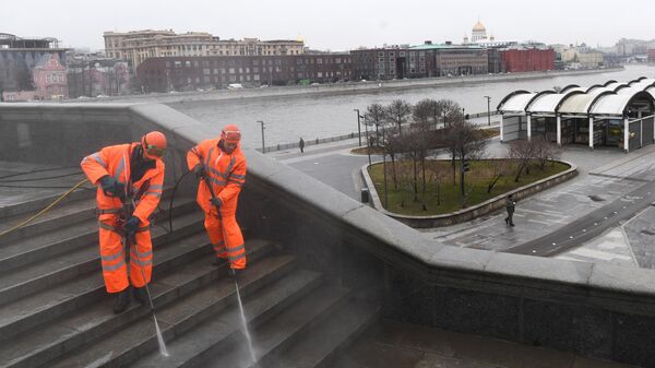 Сотрудники ГБУ Гормост производят весеннюю помывку Крымского моста в Москве