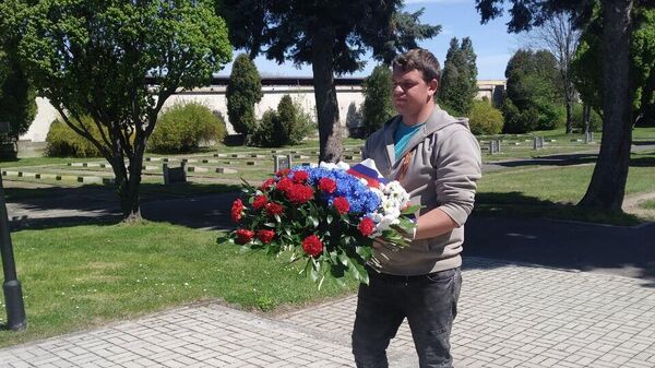 Марчин возлагает цветы к памятнику советским воинам