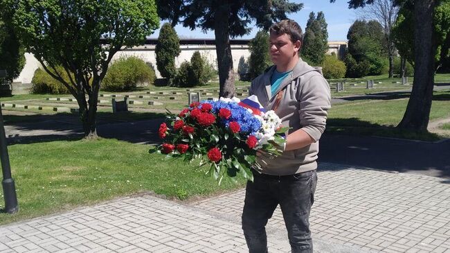 Марчин возлагает цветы к памятнику советским воинам