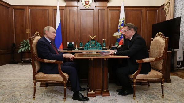 Президент РФ Владимир Путин и министр здравоохранения РФ Михаил Мурашко во время встречи