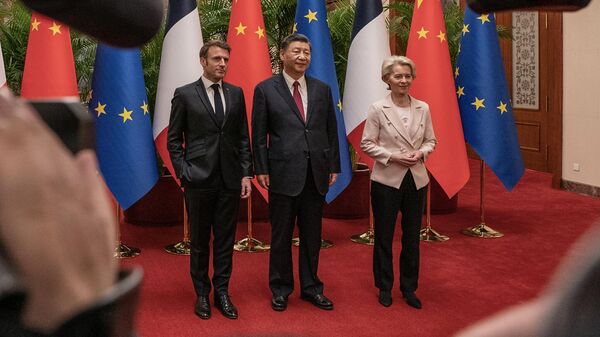 Председатель КНР Си Цзиньпин во время встречи с президентом Франции Эммануэлем Макроном и председателем Европейской комиссии Урсулой фон дер Ляйен в Пекине