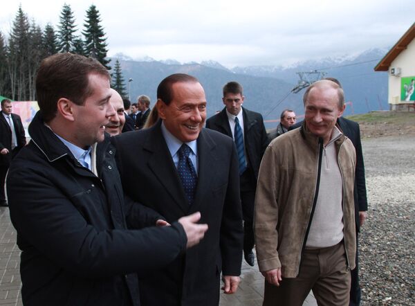 Президент России Дмитрий Медведев, глава правительства Италии Сильвио Берлускони и премьер-министр РФ Владимир Путин осматривают территорию на курорте Красная поляна. 3 декабря 2010 год