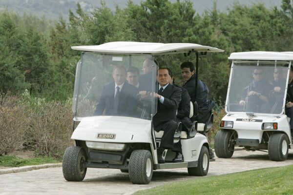 Президент России Владимир Путин и лидер победившей на досрочных парламентских выборах в Италии коалиции Сильвио Берлускони на вилле Чертоза в Порто-Ротондо. 18 апреля 2008 год