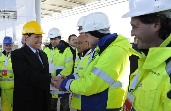 Премьер-министр Италии Сильвио Берлускони приветствует рабочих на вокзале Тибуртина, Рим. 10 декабря 2010 год