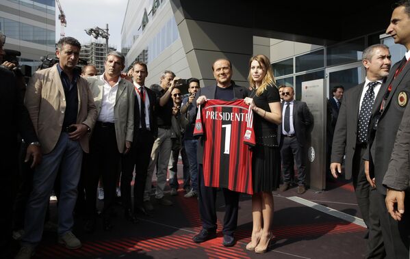 Президент Милана Сильвио Берлускони со своей дочерью Барбарой во время посещения новой штаб-квартиры команды в Милане, Италия. 6 июня 2014 года