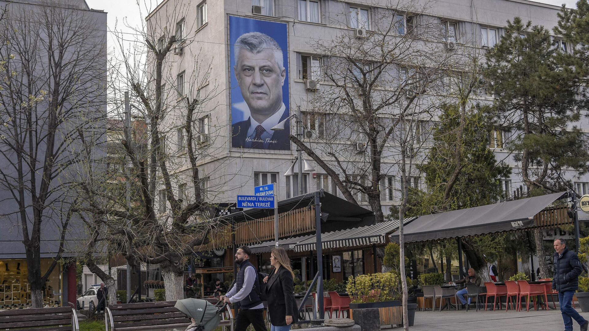 Портрет бывшего президента Косово Хашима Тачи на одном из домов в Приштине, 31 марта 2023 года - РИА Новости, 1920, 08.04.2023