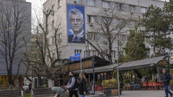 Портрет бывшего президента Косово Хашима Тачи на одном из домов в Приштине, 31 марта 2023 года