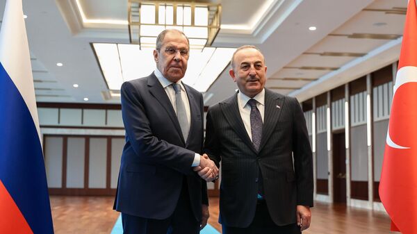 Министр иностранных дел РФ Сергей Лавров и министр иностранных дел Турции Мевлют Чавушоглу во время встречи в Анкаре. 7 апреля 2023