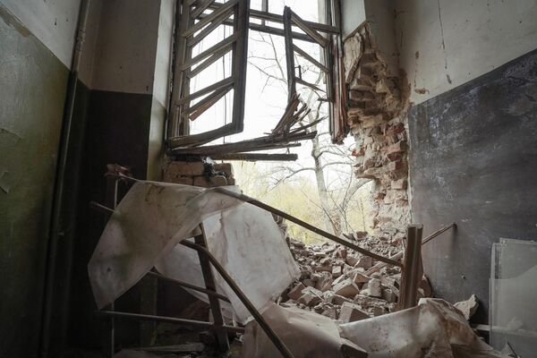 Разрушенная стена дома в Ворошиловском районе Донецка, который подвергся обстрелу со стороны ВСУ