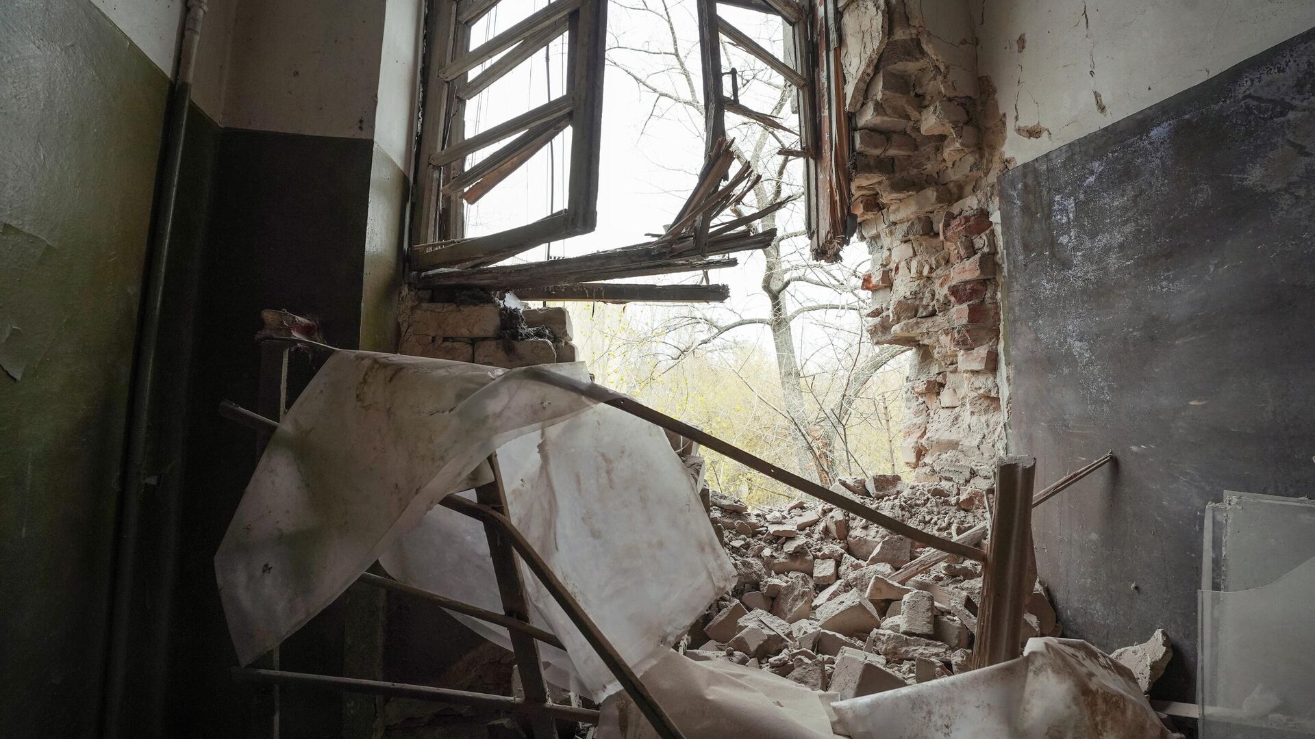Разрушенная стена дома в Ворошиловском районе Донецка, который подвергся обстрелу со стороны ВСУ - РИА Новости, 1920, 07.04.2023