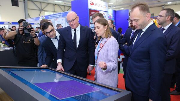 Дмитрий Чернышенко посетил стенд Made in Russia на Vietnam Expo 2023