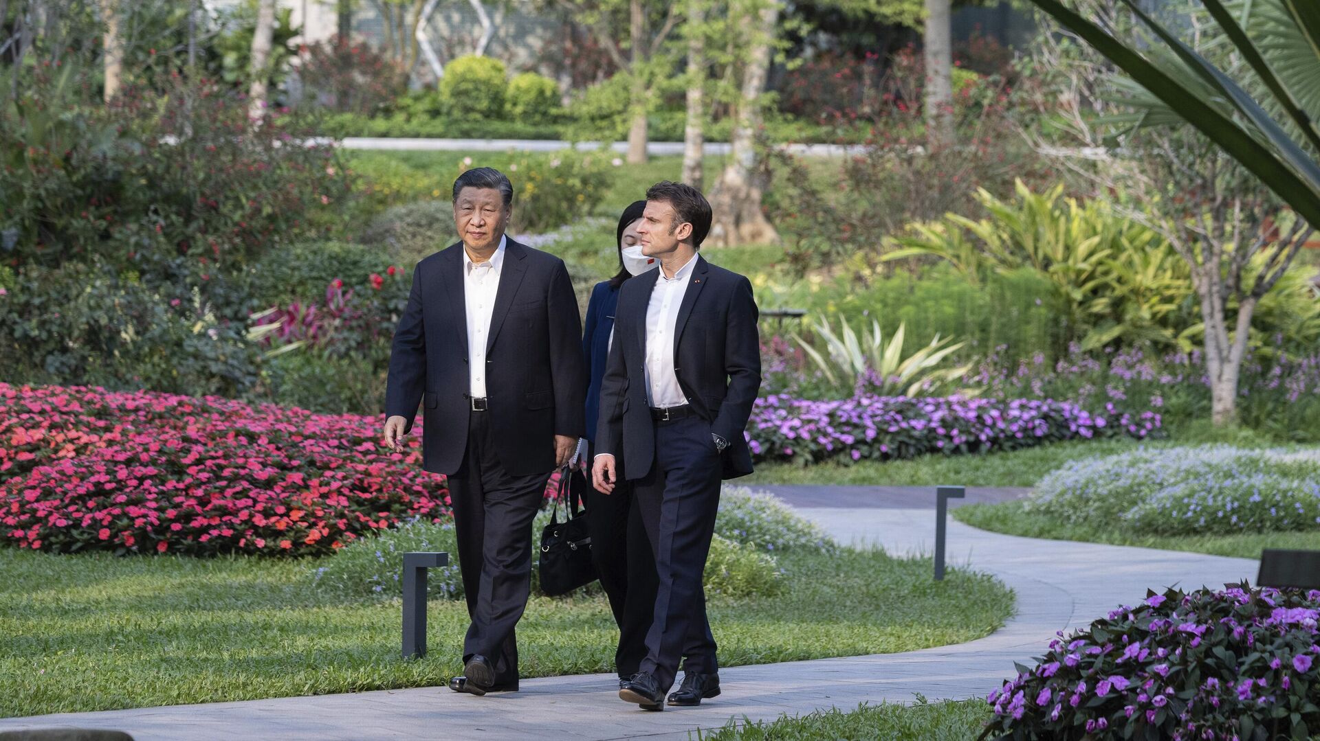 Председатель КНР Си Цзиньпин и президент Франции Эммануэль Макрон во время неформальной встречи в Гуанчжоу - РИА Новости, 1920, 07.04.2023