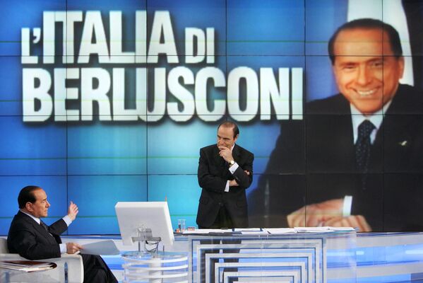 Премьер-министр Италии Сильвио Берлускони отвечает журналисту Бруно Веспе во время передачи Porta a porta на государственном итальянском телеканале Rai 1 в Риме. 31 января 2006 года