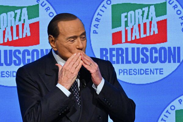 Лидер итальянской правой партии Forza Italia Сильвио Берлускони во время митинга, завершающего кампанию его партии на всеобщих выборах. 25 сентября 2022 года