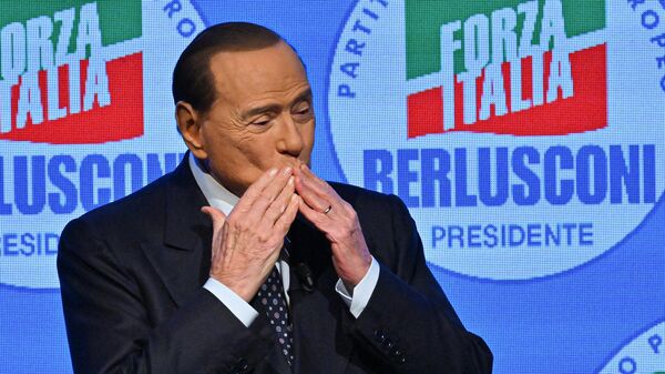 Лидер итальянской правой партии Forza Italia Сильвио Берлускони во время митинга, завершающего кампанию его партии на всеобщих выборах. 25 сентября 2022 года