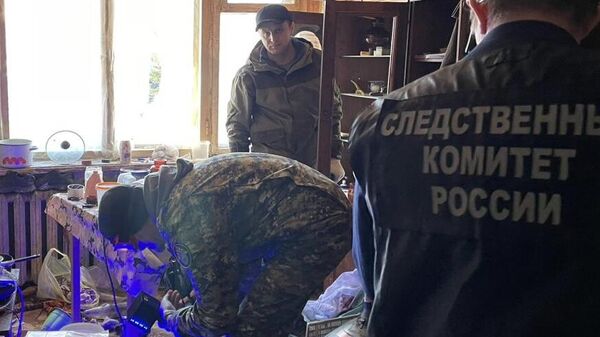 Сотрудники правоохранительных органов на месте тройного убийства в Ярославской области