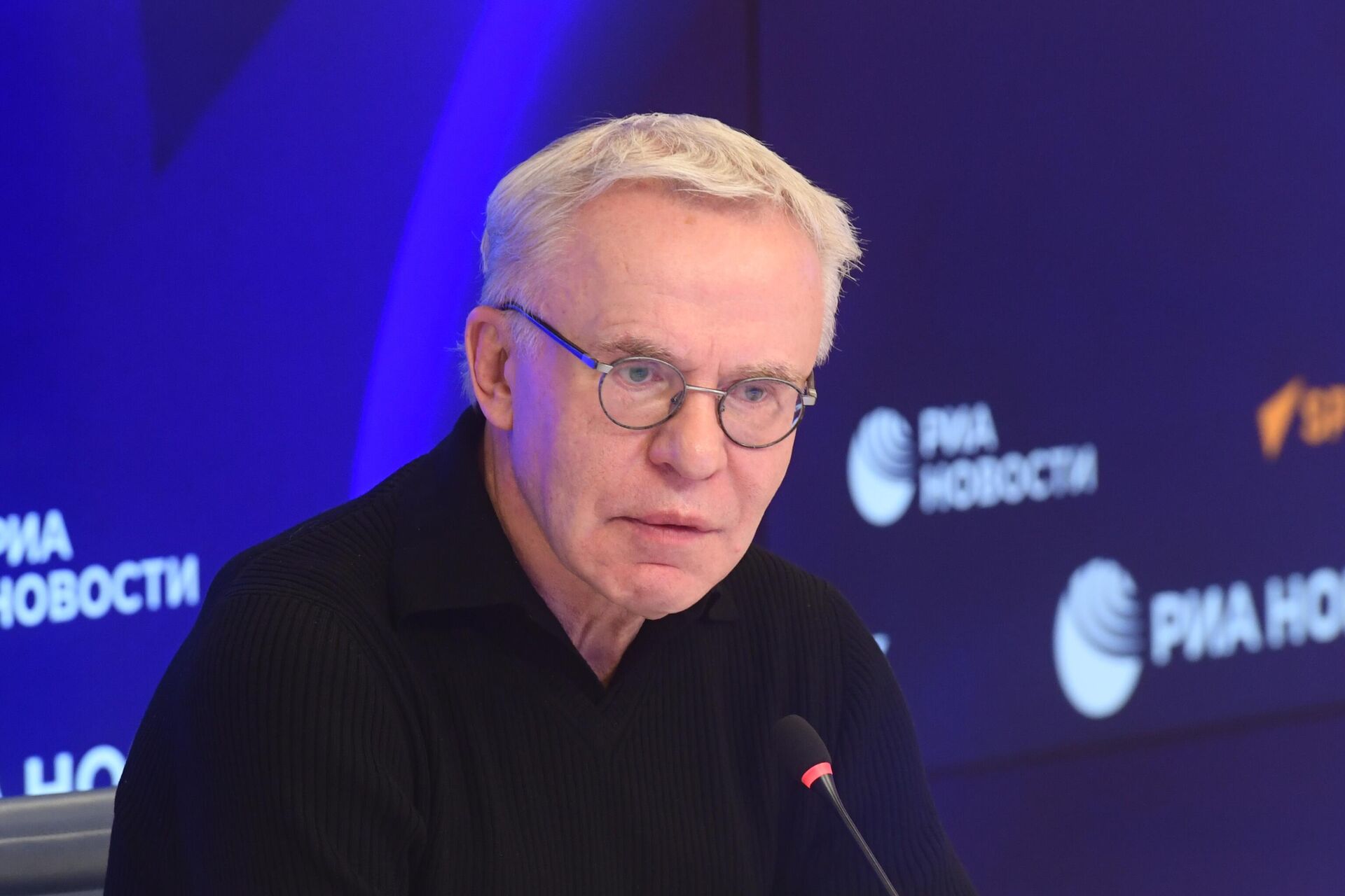 Олимпийский чемпион, российский хоккеист, тренер, политический и спортивный деятель, первый заместитель председателя комитета Госдумы РФ по физической культуре, спорту, туризму и делам молодежи Вячеслав Фетисов во время встречи с журналистами в преддверии его 65-летнего юбилея в Международном мультимедийном пресс-центре Россия сегодня в Москве. Олимпийский чемпион, российский хоккеист, тренер, политический и спортивный деятель, первый заместитель председателя комитета Госдумы РФ по физической культуре, спорту, туризму и делам молодежи Вячеслав Фетисов во время встречи с журналистами в преддверии его 65-летнего юбилея в Международном мультимедийном пресс-центре Россия сегодня в Москве. - РИА Новости, 1920, 23.08.2025