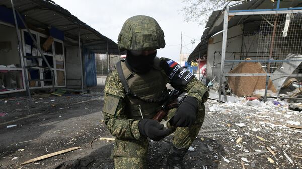 Сотрудник Следственного комитета России проводит следственные действия на на месте обстрела в Донецке