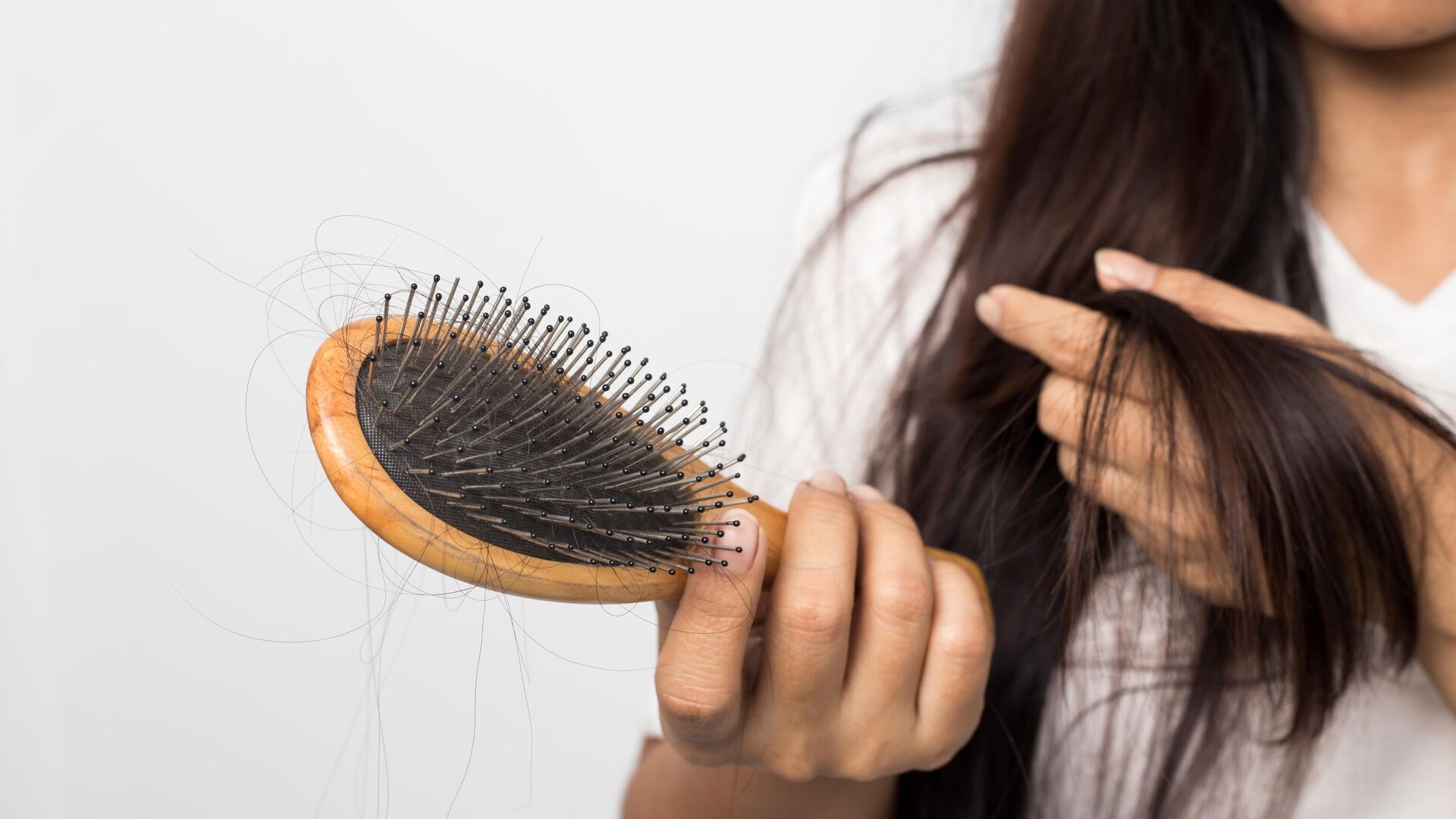 Советы трихолога: как остановить выпадение волос