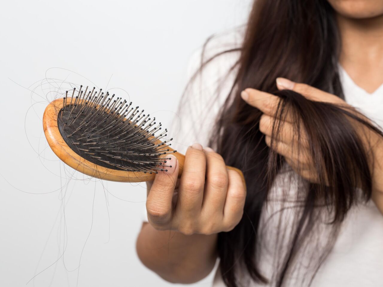 Причины, по которым выпадают волосы у женщин