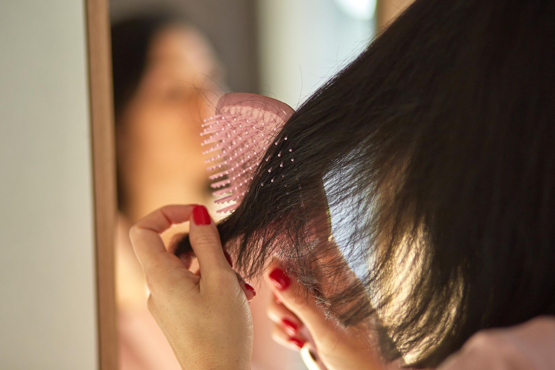 Девушка расчесывает волосы перед зеркалом - РИА Новости, 1920, 07.04.2023