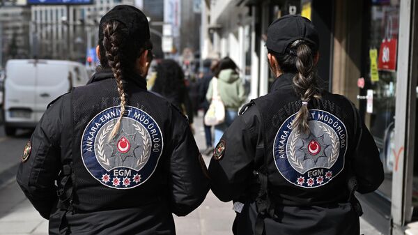 Сотрудницы правоохранительных органов на улице в Анкаре