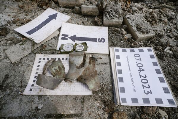 Фрагменты снаряда, найденные на месте обстрела рынка в Ворошиловском районе Донецка со стороны ВСУ