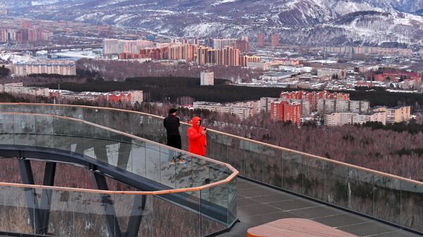 Люди на смотровой площадке Николаевской сопки в Красноярске