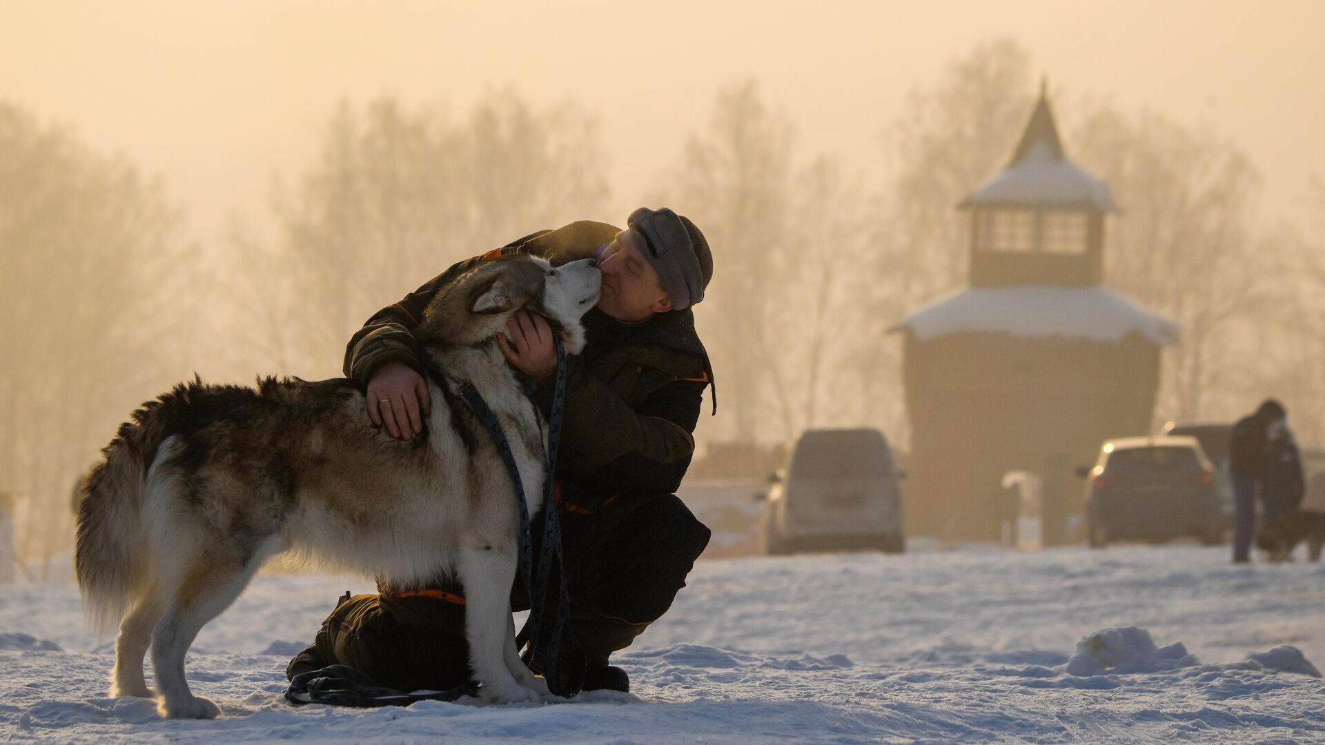 Мужчина обнимает свою собаку  - РИА Новости, 1920, 08.04.2023