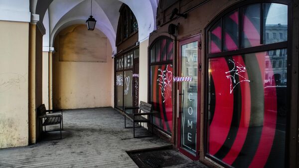 Опечатанные бары на улице Ломоносова в Санкт-Петербурге
