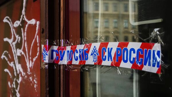 Вход в бар на ул. Ломоносова, 2 в Санкт-Петербурге, опечатанный сигнальной лентой с надписью ГСУ по СПб СК России