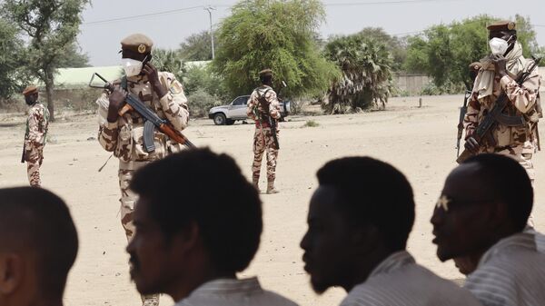 Помилованные повстанцы охраняются чадскими солдатами после их освобождения из тюрьмы Клессум в Нджамене